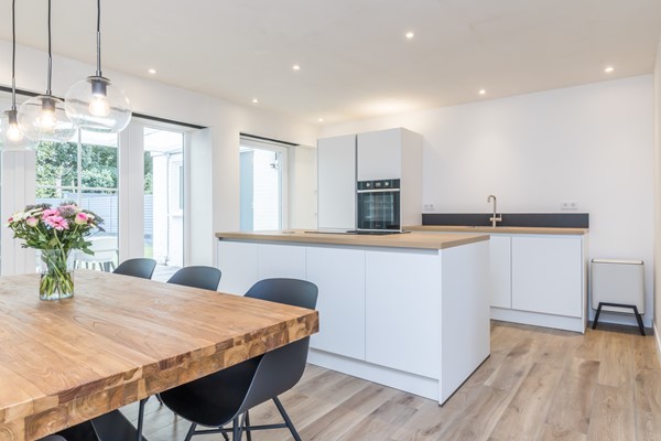 Foto - Te koop: Instapklaar gemoderniseerde geschakelde 2 onder 1 kap woning met voldoende woonoppervlakte, garage, berging en tuin in Simpelveld (Huls)